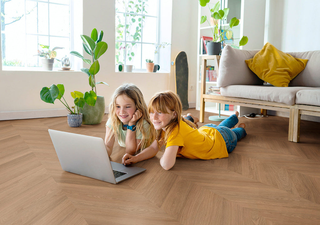 Enia ARTIX Oak Amber Chevron – Dryback vinyl – sfeerbeeld – enia flooring