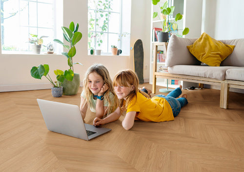 Enia ARTIX Oak Nature Chevron – Dryback vinyl – sfeerbeeld – enia flooring