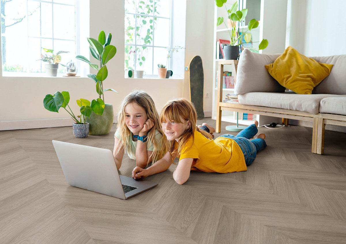 Enia ARTIX Oak Grey Chevron – Dryback vinyl – sfeerbeeld – enia flooring