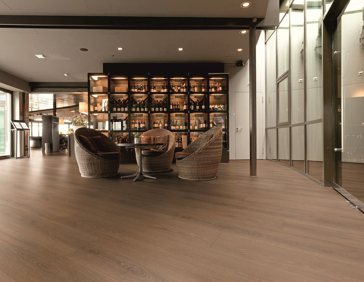 Enia M&M MONACO Oak Brown – Dryback vinyl – sfeerbeeld – enia flooring