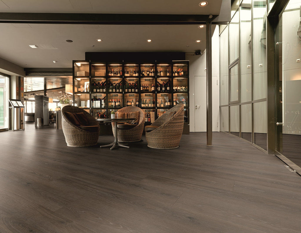 Enia M&M MONACO Oak Dark – Dryback vinyl – sfeerbeeld – enia flooring