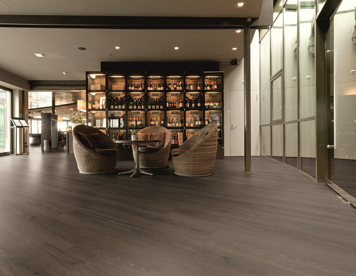 Enia M&M MONACO Oak Dark – Dryback vinyl – sfeerbeeld – enia flooring